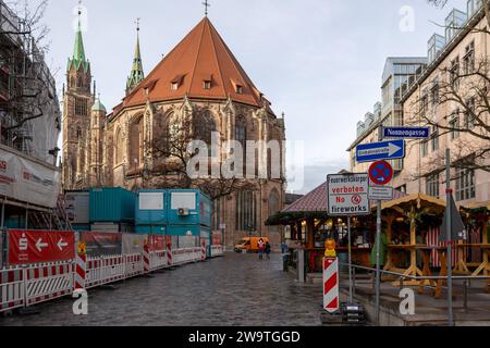 Zweisprachiges Hinweisschild für das Feuerwerksverbot in der Nürnberger Altstadt während der Silvesternacht in Deutsch und Englisch und dem Symbol mit durchgestricheneer Rakete und Böller. Hier hinter der Lorenzkirche am Lorenzer Platz. *** Zweisprachiges Schild für das Feuerwerkverbot in der Nürnberger Altstadt zu Silvester in Deutsch und Englisch und das Symbol mit durchgestrichener Rakete und Feuerwerkskörpern hier hinter der Lorenzer Kirche am Lorenzer Platz 20231230-6V2A6926 Stockfoto