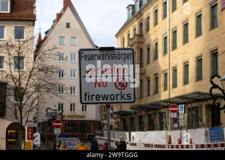 Zweisprachiges Hinweisschild für das Feuerwerksverbot in der Nürnberger Altstadt während der Silvesternacht in Deutsch und Englisch und dem Symbol mit durchgestricheneer Rakete und Böller. Hier in der Theresienstraße Kreuzung Rathausplatz. *** Zweisprachiges Schild für das Feuerwerkverbot in der Nürnberger Altstadt zur Silvesterzeit in Deutsch und Englisch und das Symbol mit durchgestrichener Rakete und Feuerwerkskörpern hier in der Theresienstraße an der Kreuzung Rathausplatz 20231230-6V2A6972 Stockfoto