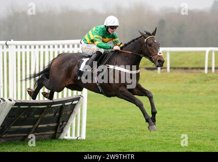 Jeriko du Reponet, der von James Bowen geritten wurde, räumt einen Zaun, bevor er die Coral Committed to Safer Gambling „Introductory“-Hürde auf der Newbury Racecourse in Berkshire gewinnt. Bilddatum: Samstag, 30. Dezember 2023. Stockfoto