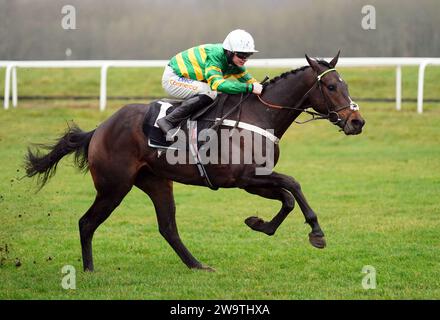 Jeriko du Reponet wurde von James Bowen geritten, bevor er die Coral gewann, die sich für Safer Gambling „Introductory“-Hürde auf der Newbury Racecourse in Berkshire einsetzte. Bilddatum: Samstag, 30. Dezember 2023. Stockfoto