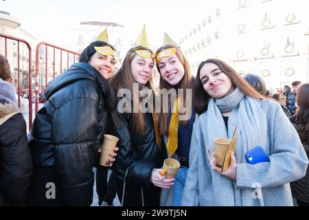 Die Menschen trinken 12 Trauben während der Preuvas als Probe der 12 Silvesterglocken in der Puerta del Sol am 30. Dezember 2023 Stockfoto