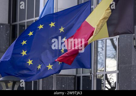 Brüssel, Belgien Dezember 2023 30. Die Abbildungen zeigen die europäische und die belgische Flagge. Am 1. Januar 2024 beginnt der belgische Ratsvorsitz der Europäischen Union. BELGA FOTO NICOLAS MAETERLINCK Credit: Belga News Agency/Alamy Live News Stockfoto