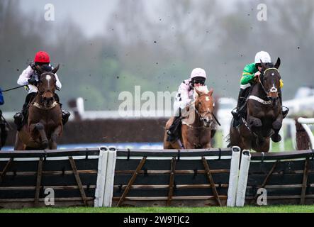 Jeriko du Reponet und James Bowen gewinnen die Coral Committed to Safer Gambling Introductory Hürde für Trainer Nicky Henderson und Besitzer Mr. J.P.McManus. Quelle: JTW equine Images/Alamy Live News Stockfoto