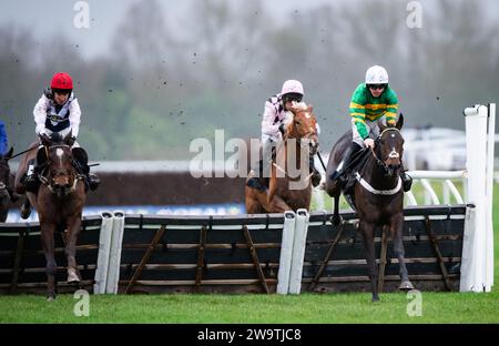 Jeriko du Reponet und James Bowen gewinnen die Coral Committed to Safer Gambling Introductory Hürde für Trainer Nicky Henderson und Besitzer Mr. J.P.McManus. Quelle: JTW equine Images/Alamy Live News Stockfoto