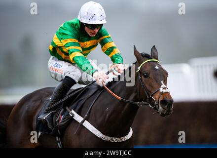 Jeriko du Reponet und James Bowen gewinnen die Coral Committed to Safer Gambling Introductory Hürde für Trainer Nicky Henderson und Besitzer Mr. J.P.McManus. Quelle: JTW equine Images/Alamy Live News Stockfoto