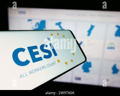 Mobiltelefon mit Logo des Europäischen Gewerkschaftsbundes (CESI) vor der Website. Fokussieren Sie sich auf die linke Mitte des Telefondisplays. Stockfoto