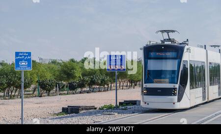 Doha, Katar - Dezember 12,2023 : gelbe Linie Straßenbahn in der Bildungsstadt Stockfoto