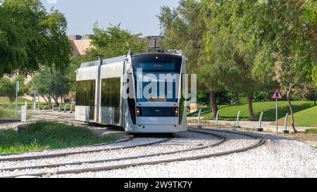 Doha, Katar - Dezember 12,2023 : gelbe Linie Straßenbahn in der Bildungsstadt Stockfoto