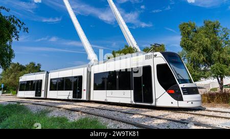 Doha, Katar - Dezember 12,2023 : gelbe Linie Straßenbahn in der Bildungsstadt Stockfoto