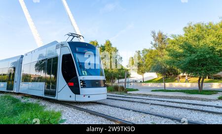 Doha, Katar - Dezember 12,2023 : gelbe Linie Straßenbahn in der Bildungsstadt Stockfoto