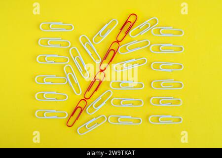 Geschäftskonzept,Unterbrechung,Herausforderung,Transformation,Innovation,Flachbau mit Büroklammern. Stockfoto