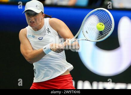 Perth, Australien. Dezember 2023 30. IgA Swiatek aus Polen tritt am 30. Dezember 2023 im United Cup Gruppenspiel 2024 in Perth gegen Beatriz Haddad Maia aus Brasilien an. Quelle: Zhou Dan/Xinhua/Alamy Live News Stockfoto