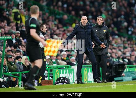 Rangers-Manager Philippe Clement (Mitte) gibt während des Cinch-Premiership-Spiels im Celtic Park in Glasgow Gesten auf der Touchline. Bilddatum: Samstag, 30. Dezember 2023. Stockfoto