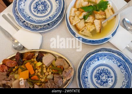 Authentische portugiesische Alentejo-Küche: „Cozido à Portuguesa“, ein herzhaftes traditionelles Gericht mit einer Mischung aus Fleisch und Gemüse. Stockfoto