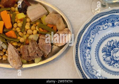 Authentische portugiesische Alentejo-Küche: „Cozido à Portuguesa“, ein herzhaftes traditionelles Gericht mit einer Mischung aus Fleisch und Gemüse. Stockfoto