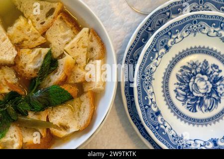 Authentische portugiesische Alentejo-Küche: „Cozido à Portuguesa“, ein herzhaftes traditionelles Gericht mit einer Mischung aus Fleisch und Gemüse. Stockfoto