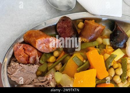 Authentische portugiesische Alentejo-Küche: „Cozido à Portuguesa“, ein herzhaftes traditionelles Gericht mit einer Mischung aus Fleisch und Gemüse. Stockfoto