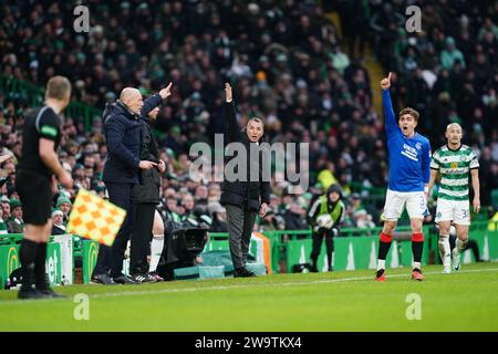 Rangers-Manager Philippe Clement (links), Celtic-Manager Brendan Rodgers (Mitte) und Rangers' Ridvan Yilmaz (zweiter von rechts) während des Cinch-Premiership-Spiels im Celtic Park, Glasgow. Bilddatum: Samstag, 30. Dezember 2023. Stockfoto