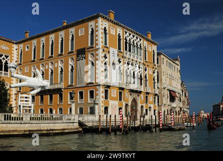 Palazzo Franchetti im venezianischen Renaissance-Stil am Canale Grande in Venedig Italien an Einem wunderbaren Frühlingstag mit Ein paar Wolken am Himmel Stockfoto