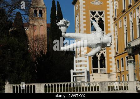 Astronaut in horizontaler Lage im venezianischen Renaissance-Stil Palazzo Franchetti am Canale Grande in Venedig Italien an Einem wunderbaren Frühlingstag W Stockfoto