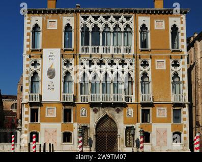 Fassade des Palazzo Franchetti im venezianischen Renaissance-Stil auf dem Canale Grande in Venedig Italien an Einem wunderbaren Frühlingstag mit klarem blauen Himmel Stockfoto