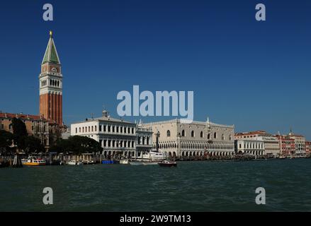 Blick vom Canale Grande auf den Dogenpalast und den Campanile di San Marco in Venedig Italien an Einem wunderbaren Frühlingstag mit klarem blauen Himmel Stockfoto