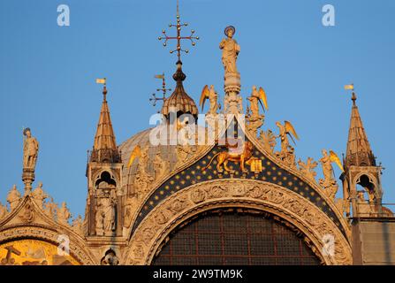 Kuppel des Schreins der Jungfrau des Rosenkranzes von Pompeji Italien an Einem wunderbaren Frühlingstag mit Einem Claear Blue Sky Stockfoto