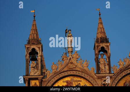 Die Türme des Schreins der Jungfrau des Rosenkranzes von Pompeji Italien an Einem wunderbaren Frühlingstag mit Einem hellblauen Himmel Stockfoto