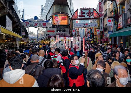 Tokio, Japan. Dezember 2023 30. Polizeibeamte werden am 30. Dezember 2023 im Einkaufsviertel Ameyoko in Tokio, Japan, gesehen. Quelle: Zhang Xiaoyu/Xinhua/Alamy Live News Stockfoto