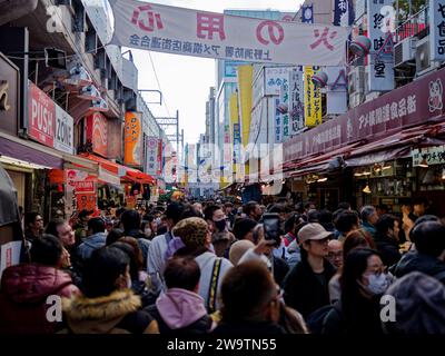 Tokio, Japan. Dezember 2023 30. Menschen kaufen im Einkaufsviertel Ameyoko in Tokio, Japan, 30. Dezember 2023 ein. Quelle: Zhang Xiaoyu/Xinhua/Alamy Live News Stockfoto