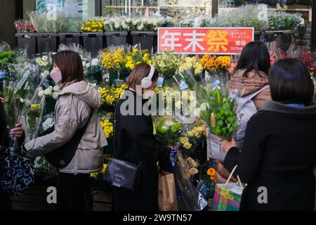 Tokio, Japan. Dezember 2023. Menschen kaufen Blumen in Ginza, Tokio, Japan, 29. Dezember 2023. Quelle: Zhang Xiaoyu/Xinhua/Alamy Live News Stockfoto