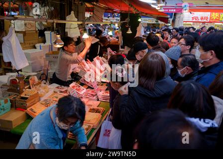 Tokio, Japan. Dezember 2023 30. Menschen kaufen im Einkaufsviertel Ameyoko in Tokio, Japan, 30. Dezember 2023 ein. Quelle: Zhang Xiaoyu/Xinhua/Alamy Live News Stockfoto