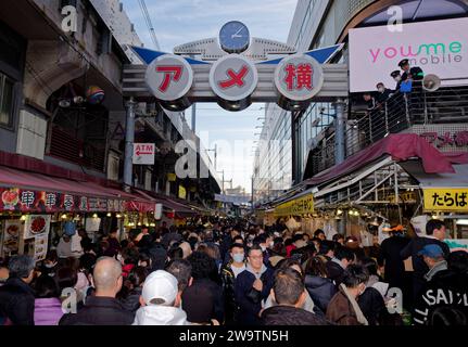 Tokio, Japan. Dezember 2023 30. Menschen kaufen im Einkaufsviertel Ameyoko in Tokio, Japan, 30. Dezember 2023 ein. Quelle: Zhang Xiaoyu/Xinhua/Alamy Live News Stockfoto