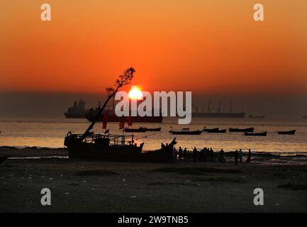 Chittagong, Potenga, Bangladesch. Dezember 2023 30. Sonnenuntergang über der Bucht von Bengalen im Fischerdorf Patenga, Chittagong, Bangladesch. (Kreditbild: © Mohammed Shajahan/ZUMA Press Wire) NUR REDAKTIONELLE VERWENDUNG! Nicht für kommerzielle ZWECKE! Quelle: ZUMA Press, Inc./Alamy Live News Stockfoto