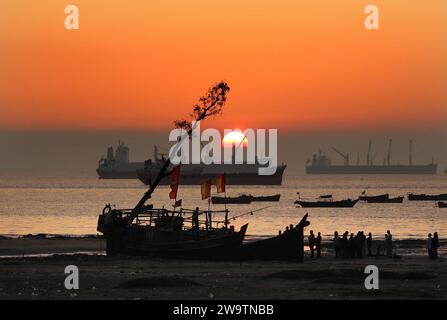 Chittagong, Potenga, Bangladesch. Dezember 2023 30. Sonnenuntergang über der Bucht von Bengalen im Fischerdorf Patenga, Chittagong, Bangladesch. (Kreditbild: © Mohammed Shajahan/ZUMA Press Wire) NUR REDAKTIONELLE VERWENDUNG! Nicht für kommerzielle ZWECKE! Quelle: ZUMA Press, Inc./Alamy Live News Stockfoto