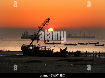 Chittagong, Potenga, Bangladesch. Dezember 2023 30. Sonnenuntergang über der Bucht von Bengalen im Fischerdorf Patenga, Chittagong, Bangladesch. (Kreditbild: © Mohammed Shajahan/ZUMA Press Wire) NUR REDAKTIONELLE VERWENDUNG! Nicht für kommerzielle ZWECKE! Quelle: ZUMA Press, Inc./Alamy Live News Stockfoto