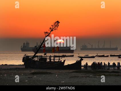 Chittagong, Potenga, Bangladesch. Dezember 2023 30. Sonnenuntergang über der Bucht von Bengalen im Fischerdorf Patenga, Chittagong, Bangladesch. (Kreditbild: © Mohammed Shajahan/ZUMA Press Wire) NUR REDAKTIONELLE VERWENDUNG! Nicht für kommerzielle ZWECKE! Quelle: ZUMA Press, Inc./Alamy Live News Stockfoto