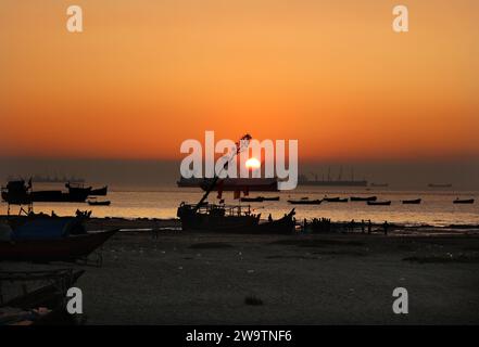 Chittagong, Potenga, Bangladesch. Dezember 2023 30. Sonnenuntergang über der Bucht von Bengalen im Fischerdorf Patenga, Chittagong, Bangladesch. (Kreditbild: © Mohammed Shajahan/ZUMA Press Wire) NUR REDAKTIONELLE VERWENDUNG! Nicht für kommerzielle ZWECKE! Quelle: ZUMA Press, Inc./Alamy Live News Stockfoto