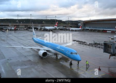 Das Flugzeug der Firma KLM parkt am Flughafen Zürich. Stockfoto