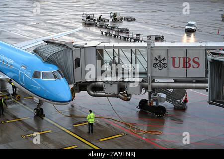 Blaues Flugzeug der Firma KLM mit ausziehbarem Arm oder Verbindungsstück für die Einschiffung von Fahrgästen. Stockfoto