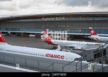 Flugzeuge der Firma SWISS und Helvetic parken am Flughafen Zürich. Stockfoto