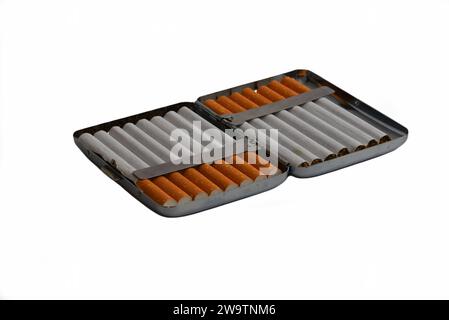 Den Helder, Niederlande. November 2023. Ein Zigarettenetui auf weißem Hintergrund. Hochwertige Fotos Stockfoto