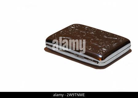 Den Helder, Niederlande. November 2023. Ein Zigarettenetui auf weißem Hintergrund. Hochwertige Fotos Stockfoto