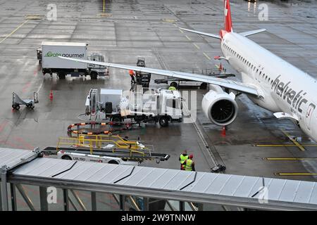 Das Flugzeug der Firma Helvetic parkt am Flughafen Zürich. Stockfoto