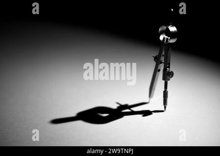 Den Helder, Niederlande. November 2023. Geometrisches Muster und Kompass auf weißem Hintergrund. Hochwertige Fotos Stockfoto