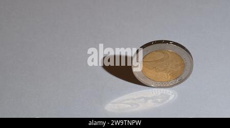 Den Helder, Niederlande. November 2023. Eine zwei-Euro-Münze mit einem doppelten Schatten. Hochwertige Fotos Stockfoto