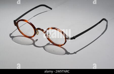 Den Helder, Niederlande. November 2023. Eine Brille mit Schatten auf weißem Hintergrund. Hochwertige Fotos Stockfoto