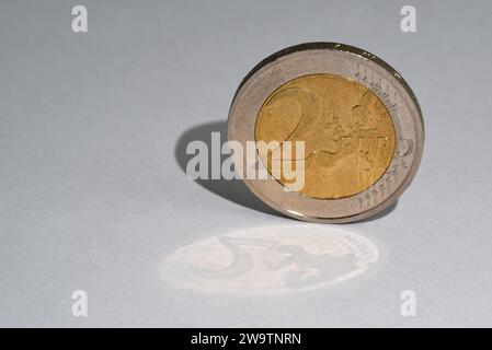 Den Helder, Niederlande. November 2023. Eine zwei-Euro-Münze mit einem doppelten Schatten. Hochwertige Fotos Stockfoto