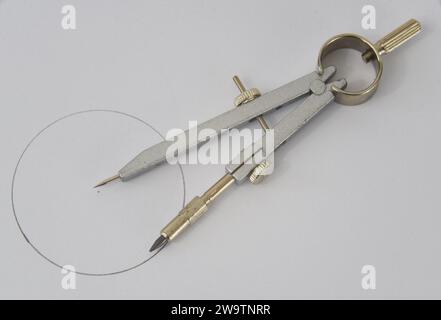 Den Helder, Niederlande. November 2023. Geometrisches Muster und Kompass auf weißem Hintergrund. Hochwertige Fotos Stockfoto