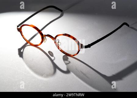 Den Helder, Niederlande. November 2023. Eine Brille mit Schatten auf weißem Hintergrund. Hochwertige Fotos Stockfoto